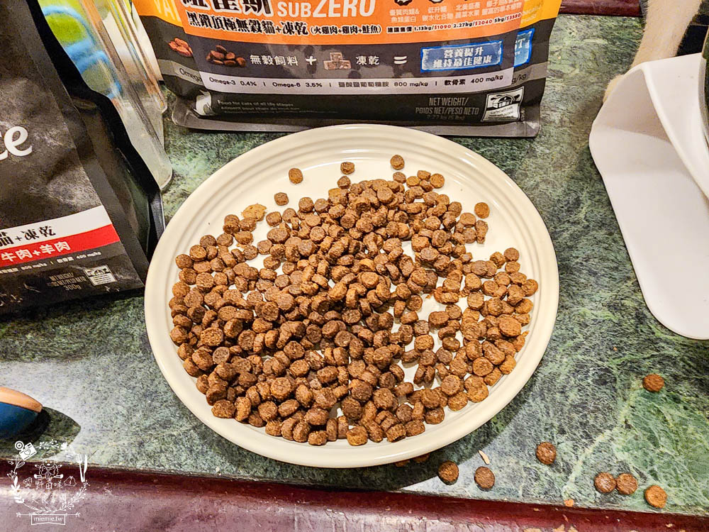 2024飼料推薦[八犬寵物Nutrience紐崔斯黑鑽頂級無穀飼料評價]超多飼主毛孩喜歡的寵物凍乾無穀飼料推薦