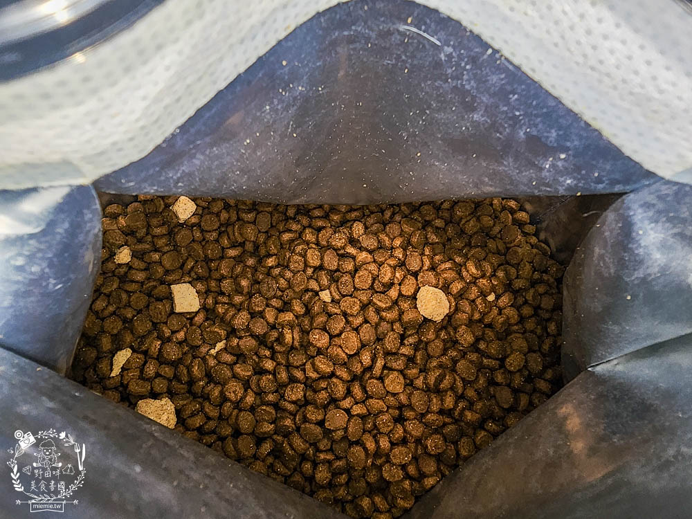 2024飼料推薦[八犬寵物Nutrience紐崔斯黑鑽頂級無穀飼料評價]超多飼主毛孩喜歡的寵物凍乾無穀飼料推薦