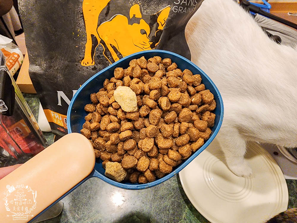 2024飼料推薦[八犬寵物Nutrience紐崔斯黑鑽頂級無穀飼料評價]超多飼主毛孩喜歡的寵物凍乾無穀飼料推薦