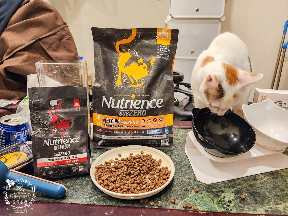 2024飼料推薦[八犬寵物Nutrience紐崔斯黑鑽頂級無穀飼料評價]超多飼主毛孩喜歡的寵物凍乾無穀飼料推薦