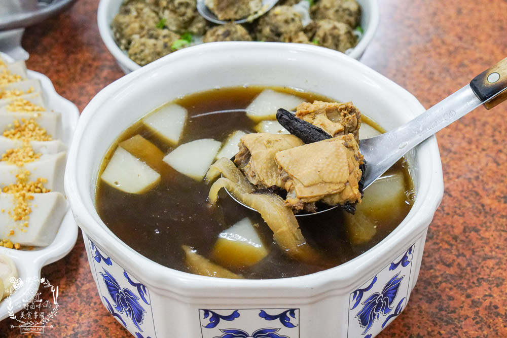 高雄[美濃莊餐廳]超澎湃客家特色料理，美濃創意合菜料理逛花海必吃！