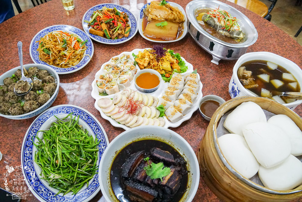 2025美濃花海|高雄色彩絢麗的繽紛浪漫花海!超好拍的七彩巨椅+兔兔藝術裝置!向日葵+百日草+大波斯菊等絢爛花海~