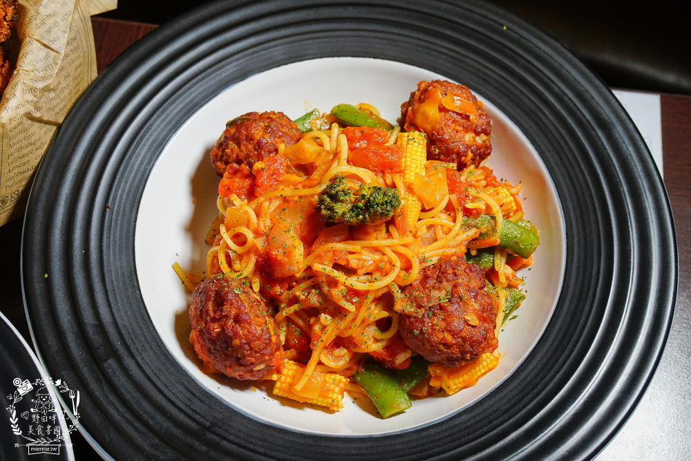 高雄[義食光]走進哈利波特的神祕地窖與英倫電話亭，不用出國就能享受歐洲風情