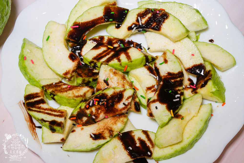 [翻滾鴉甘草芭樂]高雄起家紅翻全台的甘草芭樂?經典辣味與甘草口味超人氣必吃帝王芭樂!