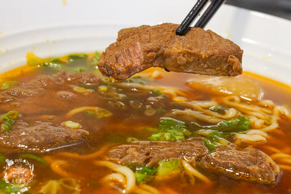 高雄仁武美食[老北方蒸餃麵食]仁雄路平價小吃|蒸餃多汁飽滿|牛肉厚實彈嫩