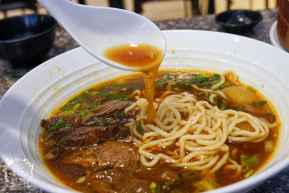 高雄仁武美食[老北方蒸餃麵食]仁雄路平價小吃|蒸餃多汁飽滿|牛肉厚實彈嫩