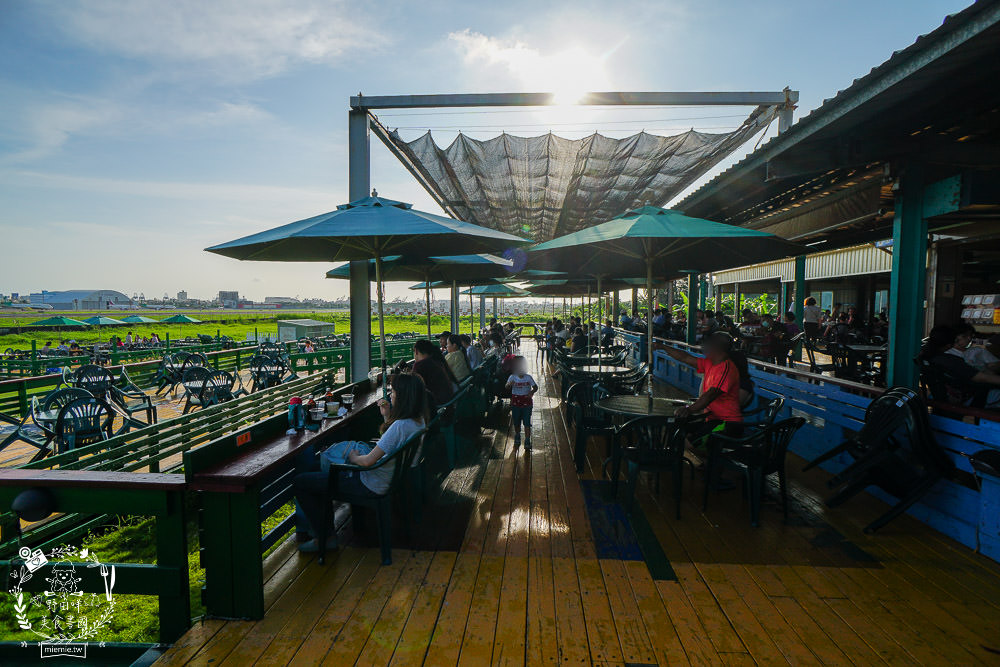 高雄景觀咖啡廳[老爸機場咖啡]免門票低消只要70元就能盡情欣賞飛機起落的美景風光!