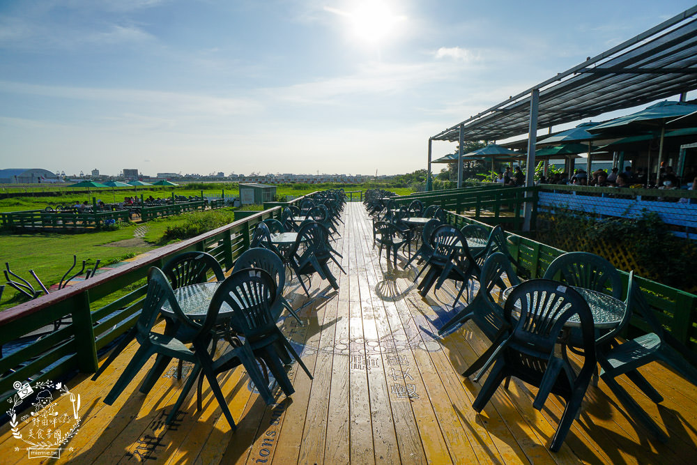 高雄景觀咖啡廳[老爸機場咖啡]免門票低消只要70元就能盡情欣賞飛機起落的美景風光!