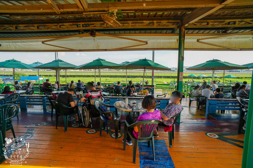 高雄景觀咖啡廳[老爸機場咖啡]免門票低消只要70元就能盡情欣賞飛機起落的美景風光!