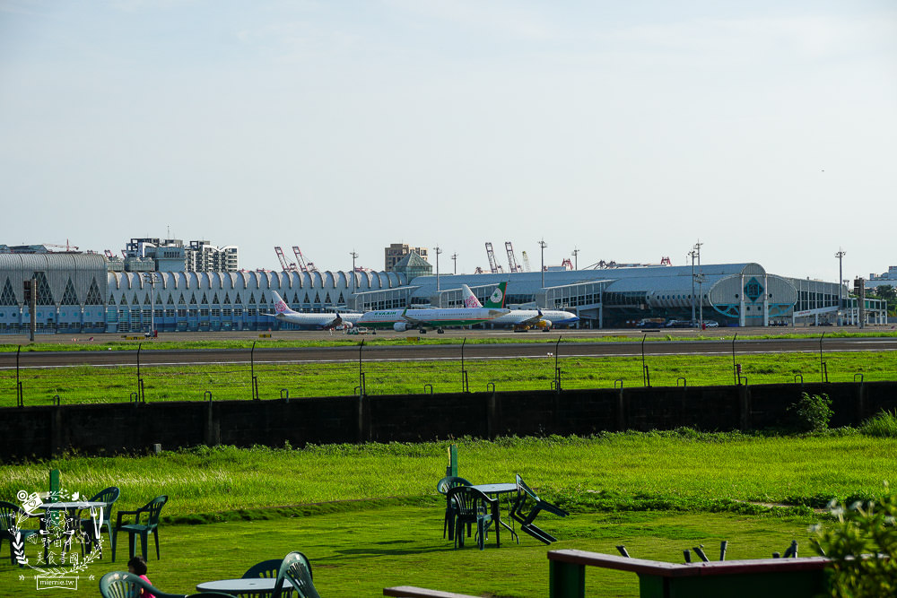 高雄景觀咖啡廳[老爸機場咖啡]免門票低消只要70元就能盡情欣賞飛機起落的美景風光!