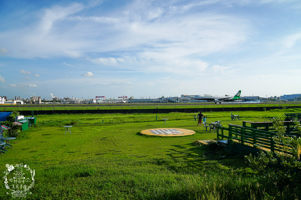 高雄景觀咖啡廳[老爸機場咖啡]免門票低消只要70元就能盡情欣賞飛機起落的美景風光!