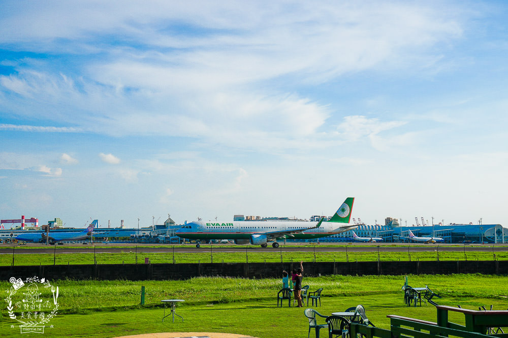 高雄景觀咖啡廳[老爸機場咖啡]免門票低消只要70元就能盡情欣賞飛機起落的美景風光!