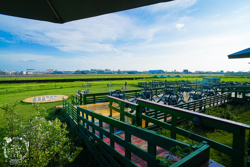 高雄景觀咖啡廳[老爸機場咖啡]免門票低消只要70元就能盡情欣賞飛機起落的美景風光!