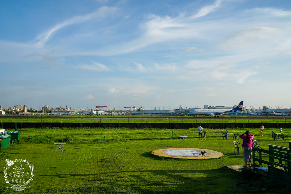 高雄景觀咖啡廳[老爸機場咖啡]免門票低消只要70元就能盡情欣賞飛機起落的美景風光!