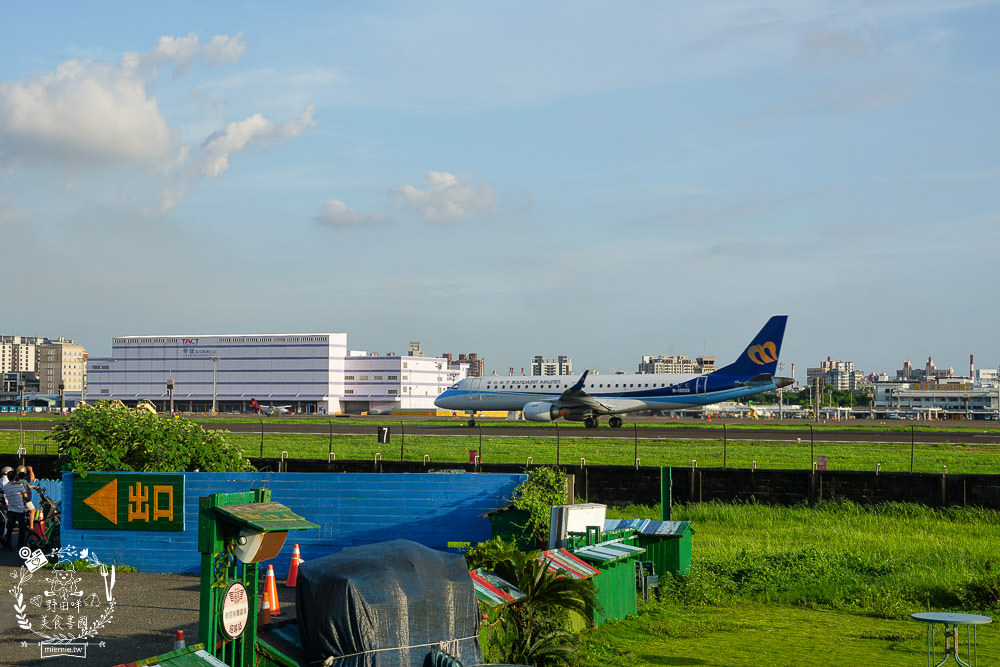 高雄景觀咖啡廳[老爸機場咖啡]免門票低消只要70元就能盡情欣賞飛機起落的美景風光!