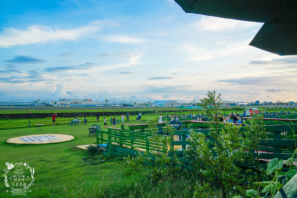 高雄景觀咖啡廳[老爸機場咖啡]免門票低消只要70元就能盡情欣賞飛機起落的美景風光!