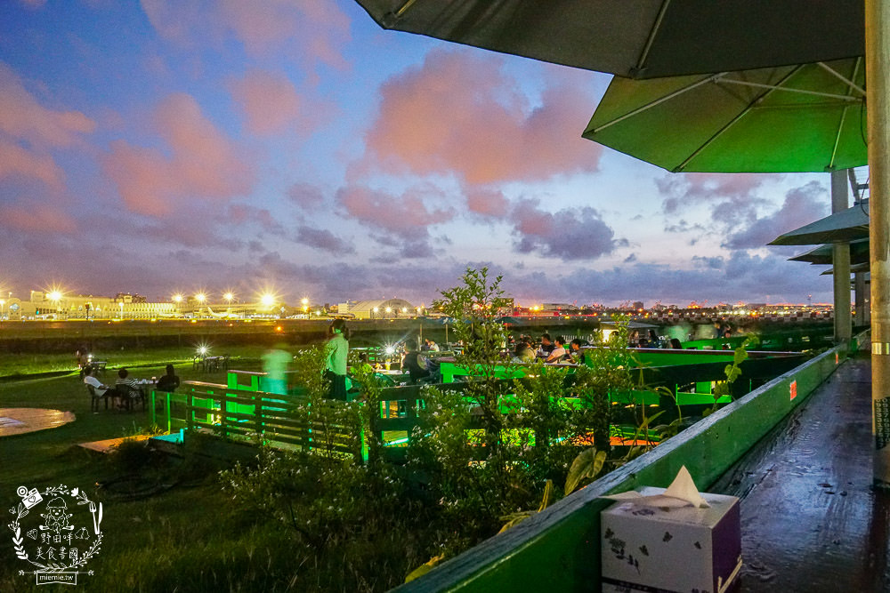 高雄景觀咖啡廳[老爸機場咖啡]免門票低消只要70元就能盡情欣賞飛機起落的美景風光!