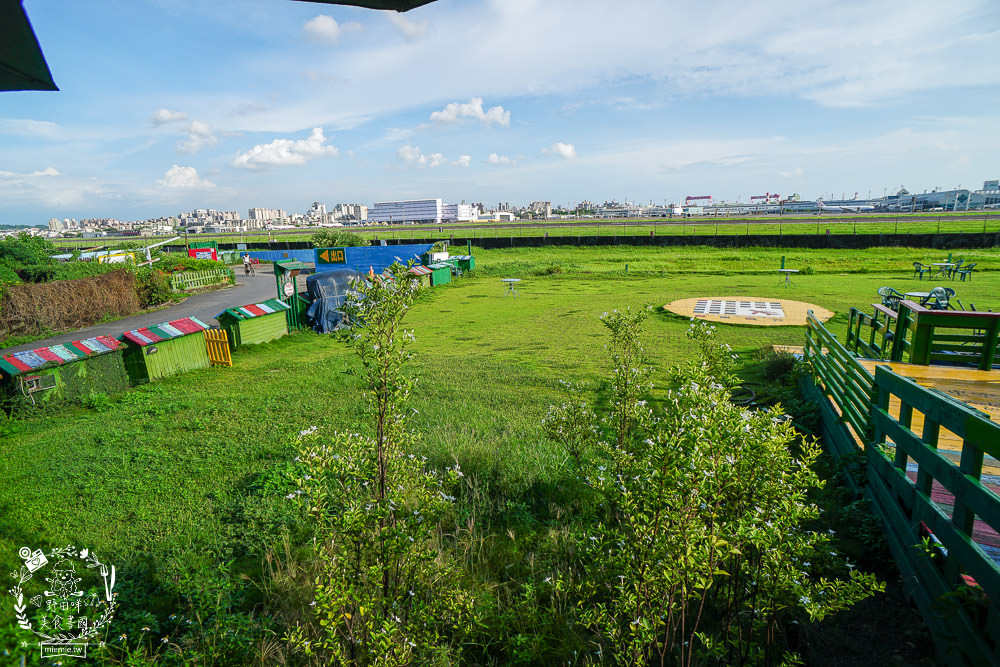 高雄景觀咖啡廳[老爸機場咖啡]免門票低消只要70元就能盡情欣賞飛機起落的美景風光!