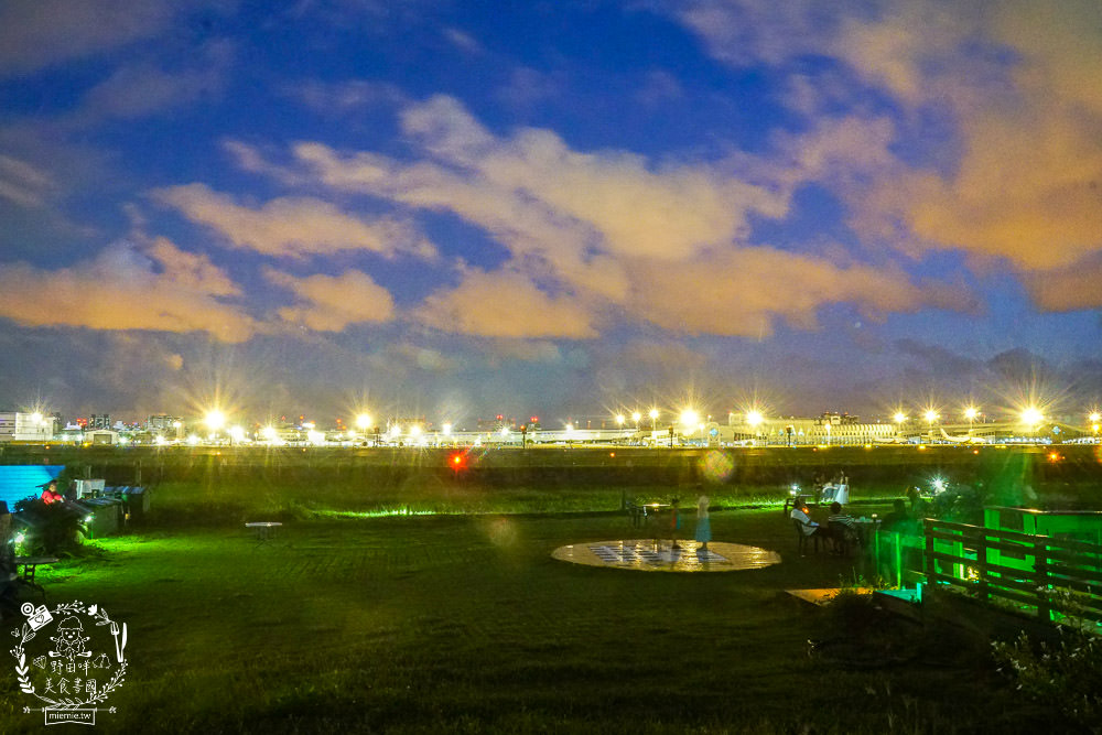 高雄景觀咖啡廳[老爸機場咖啡]免門票低消只要70元就能盡情欣賞飛機起落的美景風光!