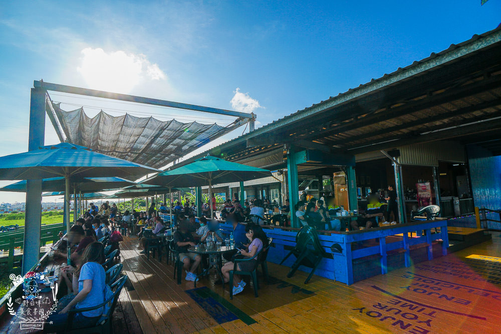 高雄景觀咖啡廳[老爸機場咖啡]免門票低消只要70元就能盡情欣賞飛機起落的美景風光!