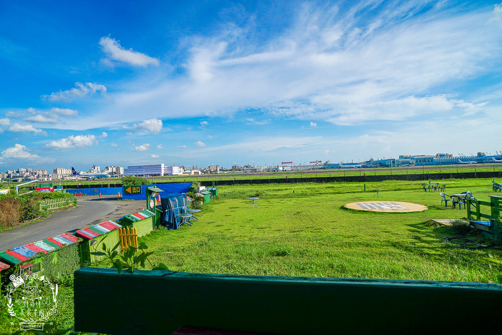 高雄景觀咖啡廳[老爸機場咖啡]免門票低消只要70元就能盡情欣賞飛機起落的美景風光!