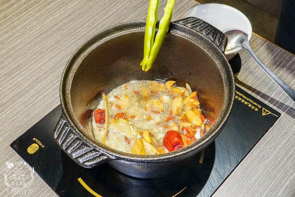 全台最大火鍋集團排隊宵夜名店[肉多多火鍋仁雄店]霸氣海鮮主餐+浮誇肉蛋糕好吃又好拍