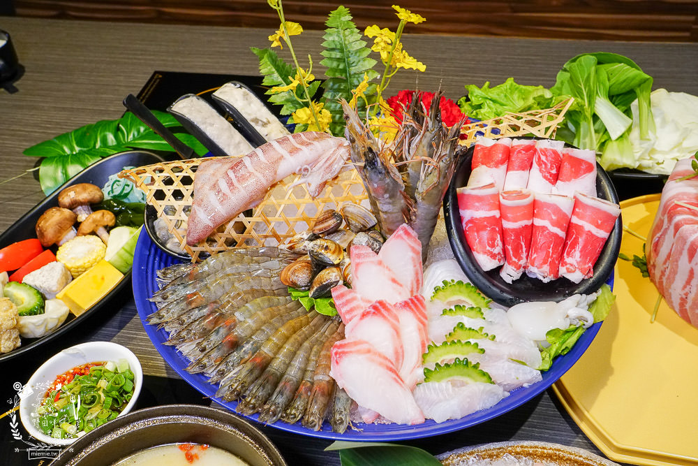 全台最大火鍋集團排隊宵夜名店[肉多多火鍋仁雄店]霸氣海鮮主餐+浮誇肉蛋糕好吃又好拍