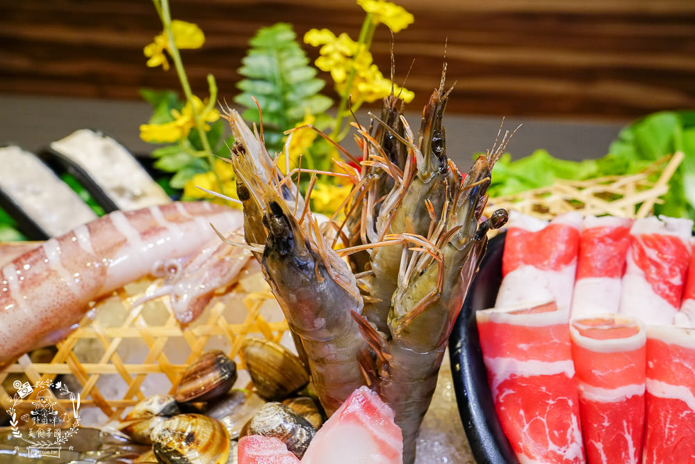 全台最大火鍋集團排隊宵夜名店[肉多多火鍋仁雄店]霸氣海鮮主餐+浮誇肉蛋糕好吃又好拍