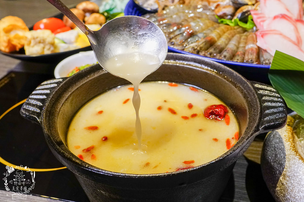 全台最大火鍋集團排隊宵夜名店[肉多多火鍋仁雄店]霸氣海鮮主餐+浮誇肉蛋糕好吃又好拍