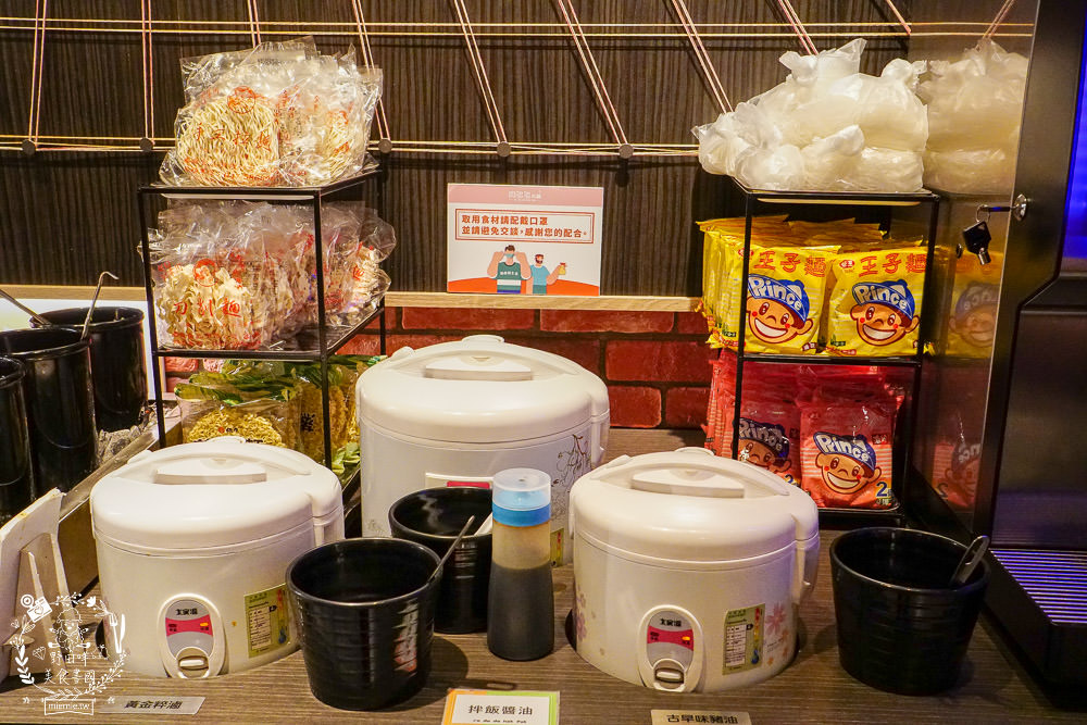 全台最大火鍋集團排隊宵夜名店[肉多多火鍋仁雄店]霸氣海鮮主餐+浮誇肉蛋糕好吃又好拍