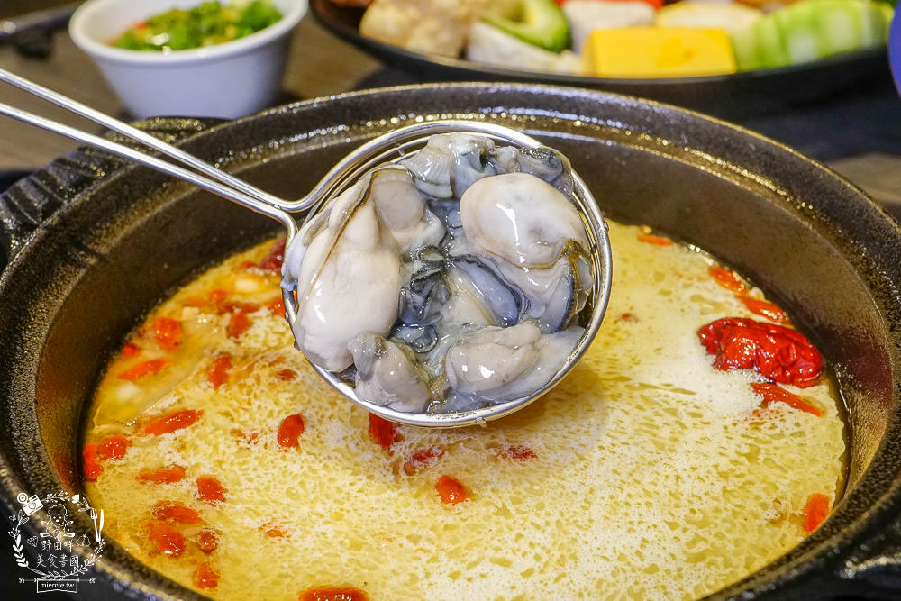 全台最大火鍋集團排隊宵夜名店[肉多多火鍋仁雄店]霸氣海鮮主餐+浮誇肉蛋糕好吃又好拍