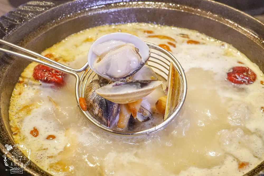 全台最大火鍋集團排隊宵夜名店[肉多多火鍋仁雄店]霸氣海鮮主餐+浮誇肉蛋糕好吃又好拍