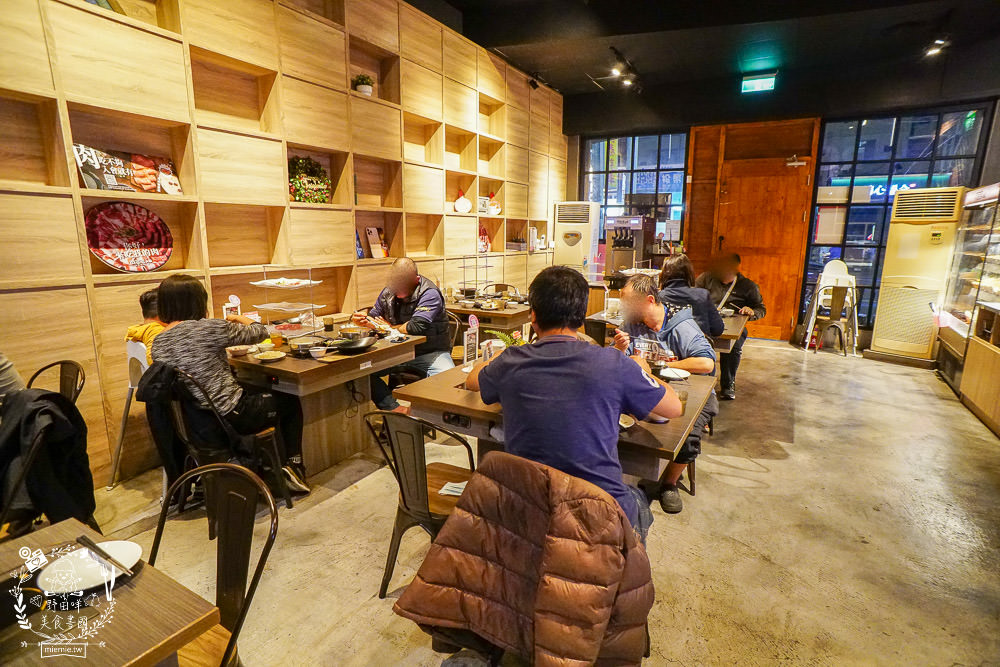 全台最大火鍋集團排隊宵夜名店[肉多多火鍋仁雄店]霸氣海鮮主餐+浮誇肉蛋糕好吃又好拍