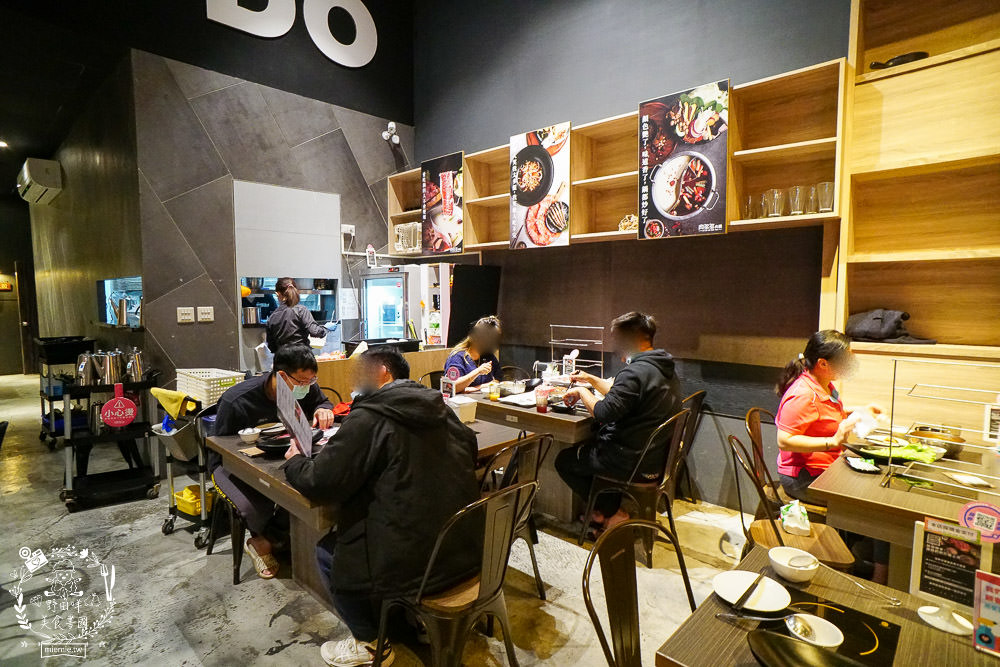 全台最大火鍋集團排隊宵夜名店[肉多多火鍋仁雄店]霸氣海鮮主餐+浮誇肉蛋糕好吃又好拍