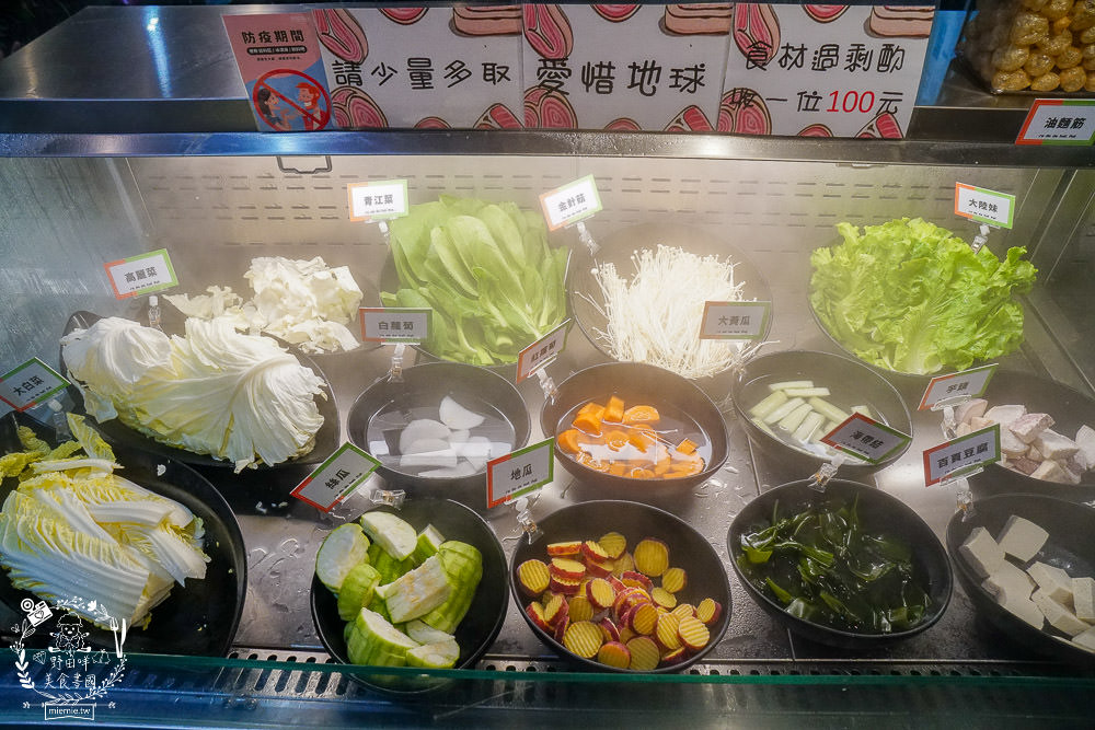 高雄[肉多多火鍋]聽說肉多多火鍋痛風海多多有12種海鮮???爽爽吃海鮮份量多到你嚇到!蔬菜火鍋自助吧30多種選擇霸氣吃到飽!也太撐了吧！