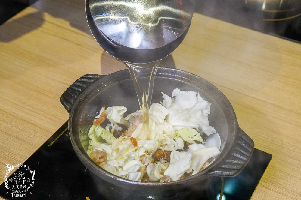 高雄[肉多多火鍋]聽說肉多多火鍋痛風海多多有12種海鮮???爽爽吃海鮮份量多到你嚇到!蔬菜火鍋自助吧30多種選擇霸氣吃到飽!也太撐了吧！