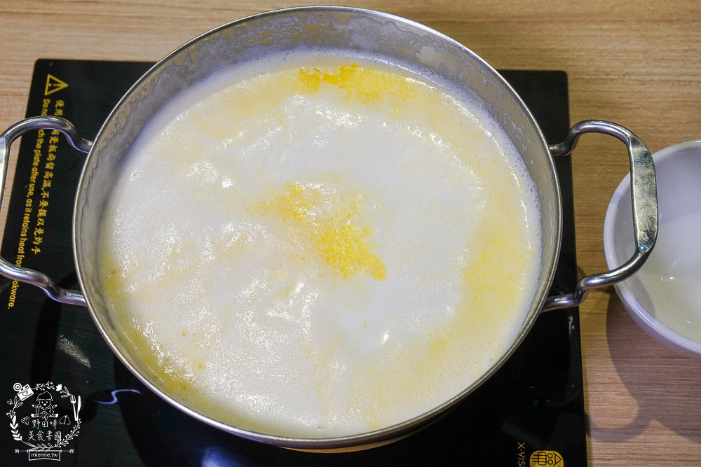 高雄[肉多多火鍋]聽說肉多多火鍋痛風海多多有12種海鮮???爽爽吃海鮮份量多到你嚇到!蔬菜火鍋自助吧30多種選擇霸氣吃到飽!也太撐了吧！