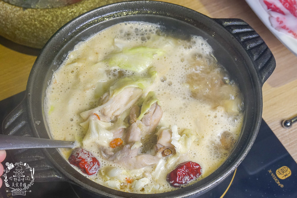 高雄[肉多多火鍋]聽說肉多多火鍋痛風海多多有12種海鮮???爽爽吃海鮮份量多到你嚇到!蔬菜火鍋自助吧30多種選擇霸氣吃到飽!也太撐了吧！