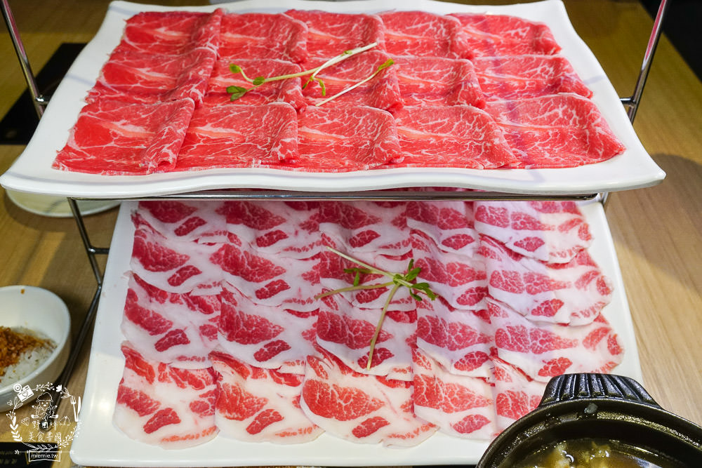 高雄[肉多多火鍋]聽說肉多多火鍋痛風海多多有12種海鮮???爽爽吃海鮮份量多到你嚇到!蔬菜火鍋自助吧30多種選擇霸氣吃到飽!也太撐了吧！