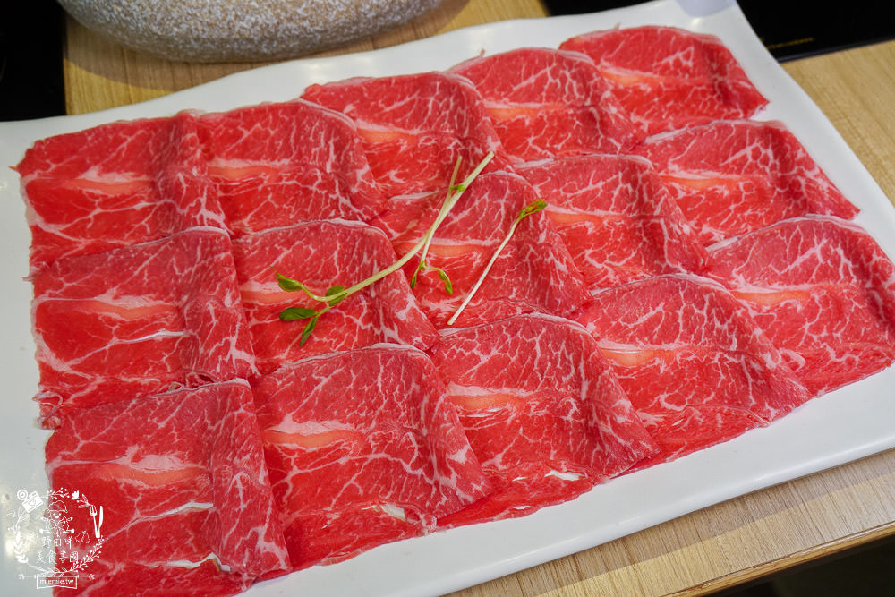 高雄[肉多多火鍋]聽說肉多多火鍋痛風海多多有12種海鮮???爽爽吃海鮮份量多到你嚇到!蔬菜火鍋自助吧30多種選擇霸氣吃到飽!也太撐了吧！