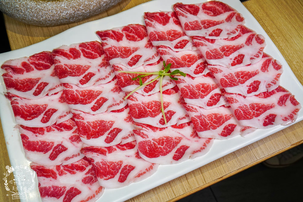 高雄[肉多多火鍋]聽說肉多多火鍋痛風海多多有12種海鮮???爽爽吃海鮮份量多到你嚇到!蔬菜火鍋自助吧30多種選擇霸氣吃到飽!也太撐了吧！