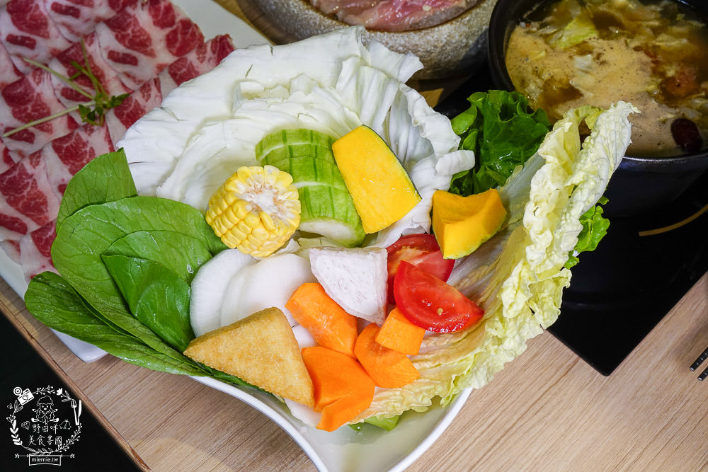 高雄[肉多多火鍋]聽說肉多多火鍋痛風海多多有12種海鮮???爽爽吃海鮮份量多到你嚇到!蔬菜火鍋自助吧30多種選擇霸氣吃到飽!也太撐了吧！