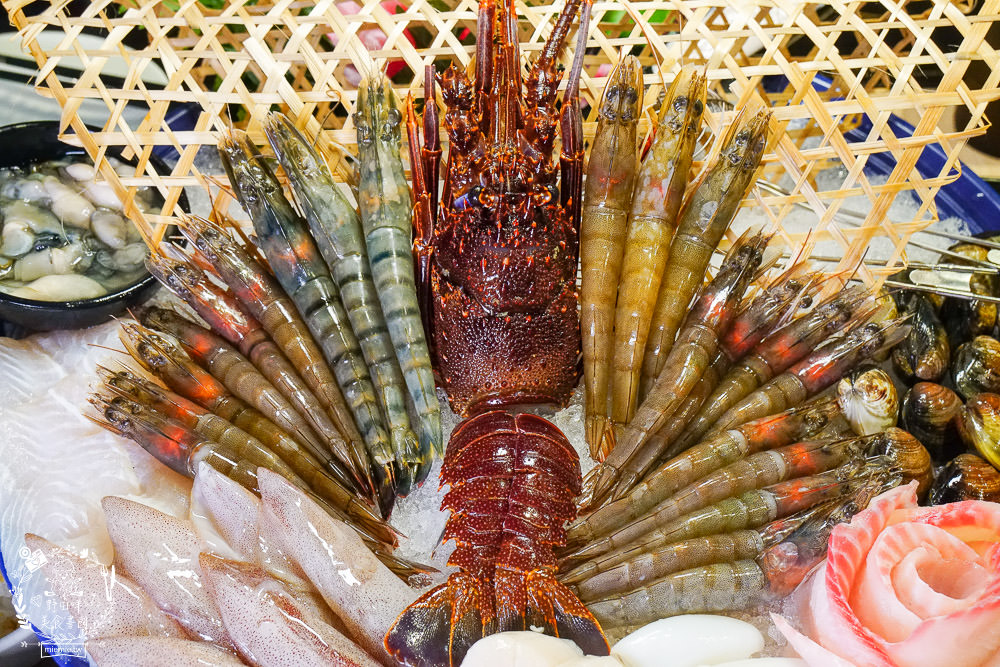高雄[肉多多火鍋]聽說肉多多火鍋痛風海多多有12種海鮮???爽爽吃海鮮份量多到你嚇到!蔬菜火鍋自助吧30多種選擇霸氣吃到飽!也太撐了吧！