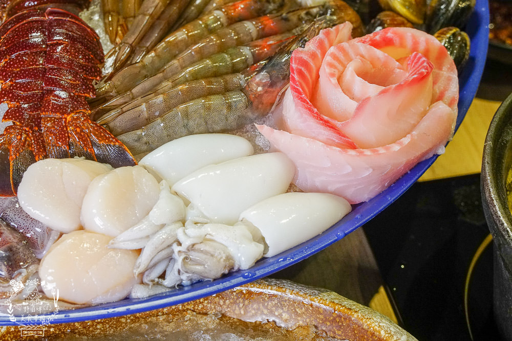 高雄[肉多多火鍋]聽說肉多多火鍋痛風海多多有12種海鮮???爽爽吃海鮮份量多到你嚇到!蔬菜火鍋自助吧30多種選擇霸氣吃到飽!也太撐了吧！