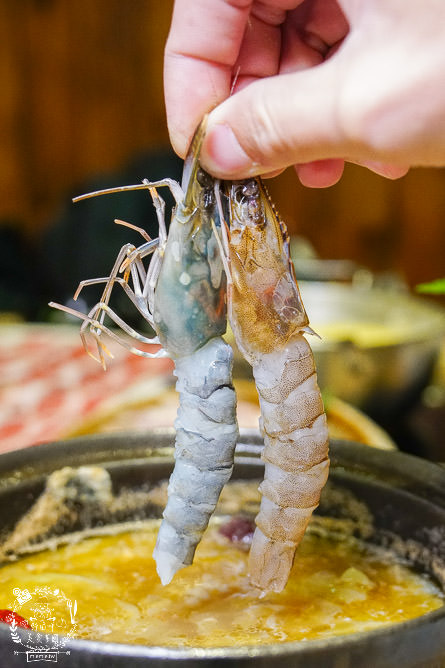 高雄[肉多多火鍋]聽說肉多多火鍋痛風海多多有12種海鮮???爽爽吃海鮮份量多到你嚇到!蔬菜火鍋自助吧30多種選擇霸氣吃到飽!也太撐了吧！