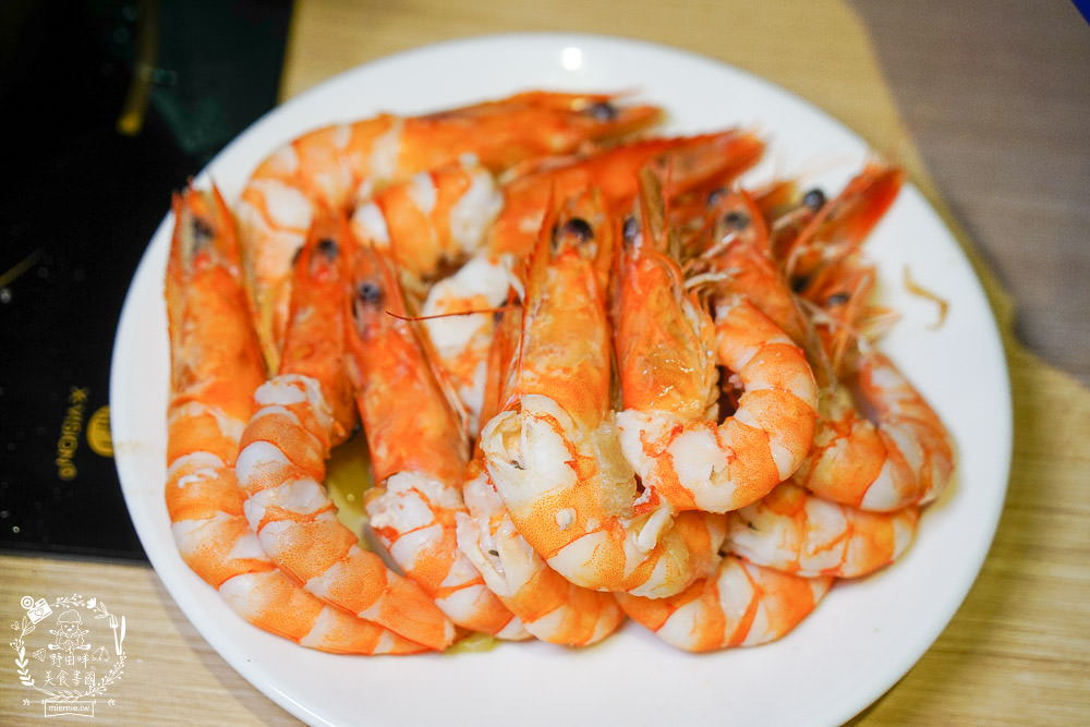 高雄[肉多多火鍋]聽說肉多多火鍋痛風海多多有12種海鮮???爽爽吃海鮮份量多到你嚇到!蔬菜火鍋自助吧30多種選擇霸氣吃到飽!也太撐了吧！