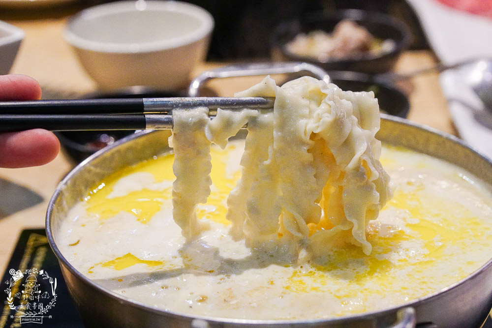 高雄[肉多多火鍋]聽說肉多多火鍋痛風海多多有12種海鮮???爽爽吃海鮮份量多到你嚇到!蔬菜火鍋自助吧30多種選擇霸氣吃到飽!也太撐了吧！