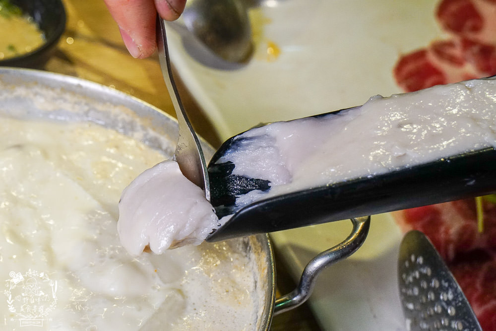 高雄[肉多多火鍋]聽說肉多多火鍋痛風海多多有12種海鮮???爽爽吃海鮮份量多到你嚇到!蔬菜火鍋自助吧30多種選擇霸氣吃到飽!也太撐了吧！