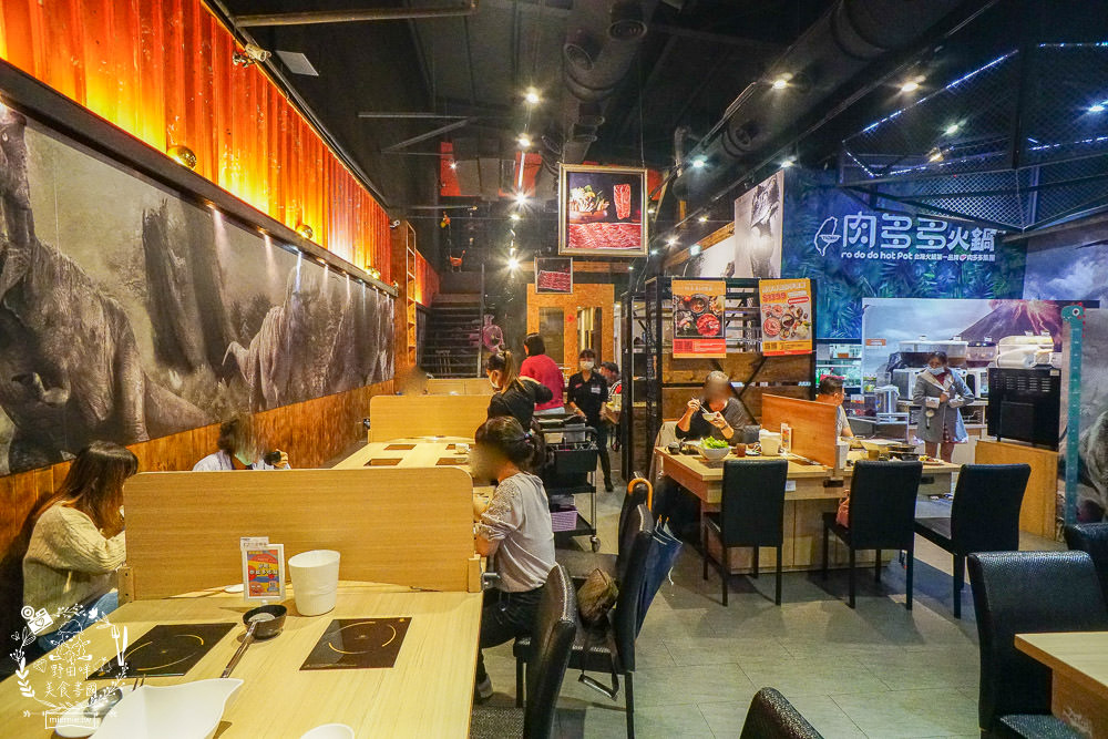高雄[肉多多火鍋]聽說肉多多火鍋痛風海多多有12種海鮮???爽爽吃海鮮份量多到你嚇到!蔬菜火鍋自助吧30多種選擇霸氣吃到飽!也太撐了吧！