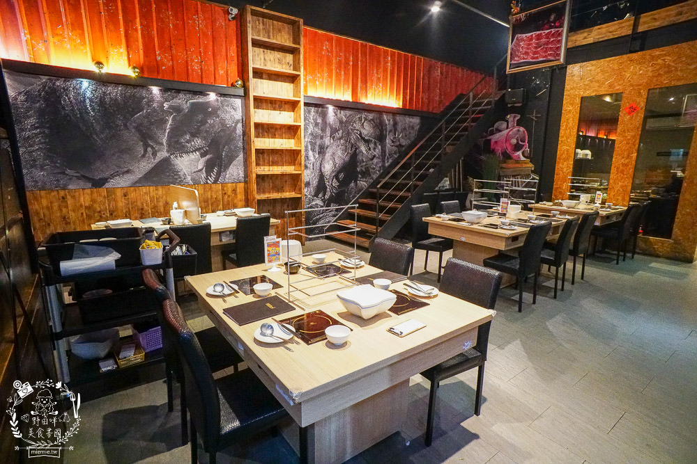 高雄[肉多多火鍋]聽說肉多多火鍋痛風海多多有12種海鮮???爽爽吃海鮮份量多到你嚇到!蔬菜火鍋自助吧30多種選擇霸氣吃到飽!也太撐了吧！